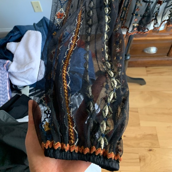 I LOVE this blouse but it never fit right on me, consequently, I wore it once. - Picture 4 of 6